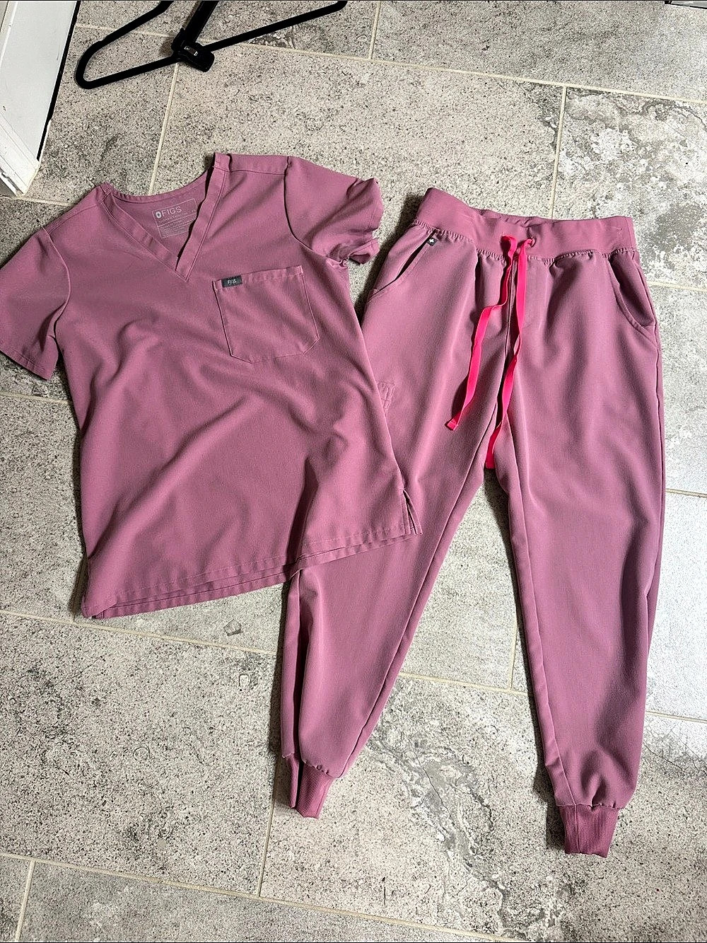 FIGS Technical Collection Scrub Set in Pink Size XS petite
Color calk pink